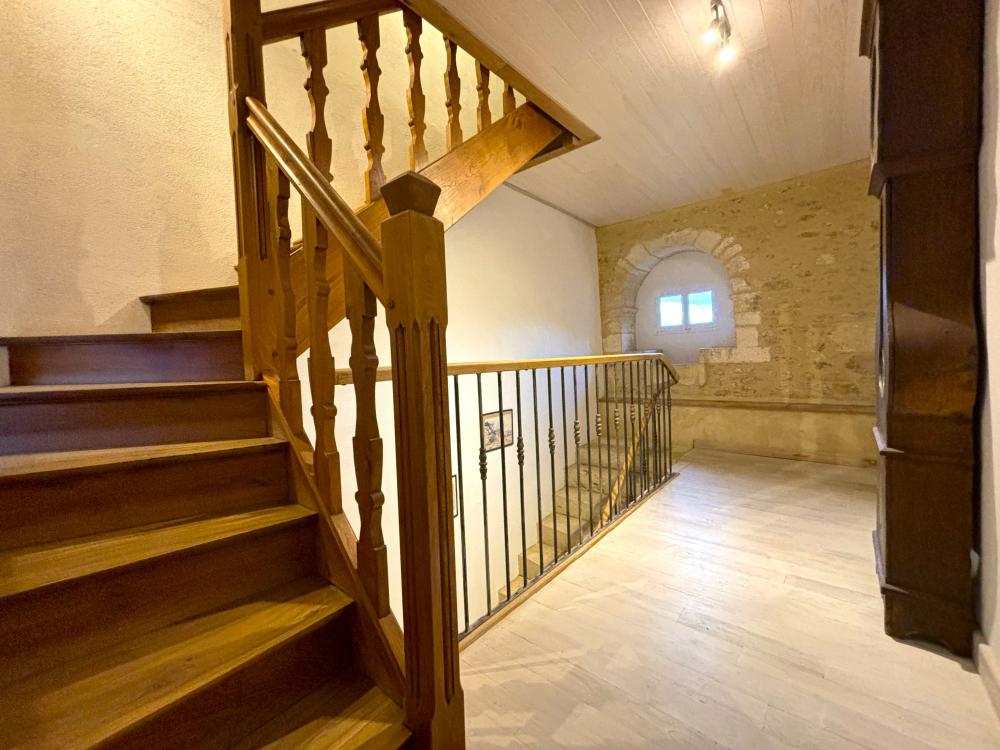 le bel escalier conduit à la dernière chambre à l'étage