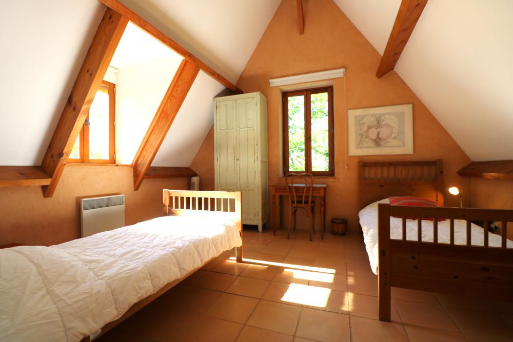 La chambre avec deux lits simples 