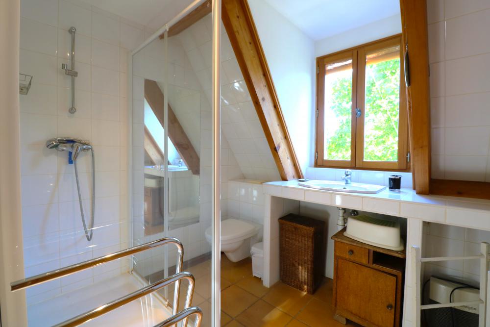 la salle de bain entre les deux chambres 