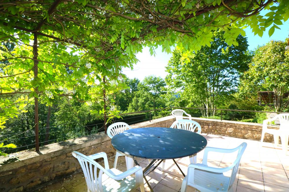 la seconde terrasse accessible depuis la porte vitrée de la cuisine 