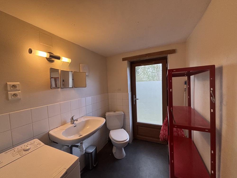 la salle de bain accessible depuis l'extérieur (niveau piscine) 