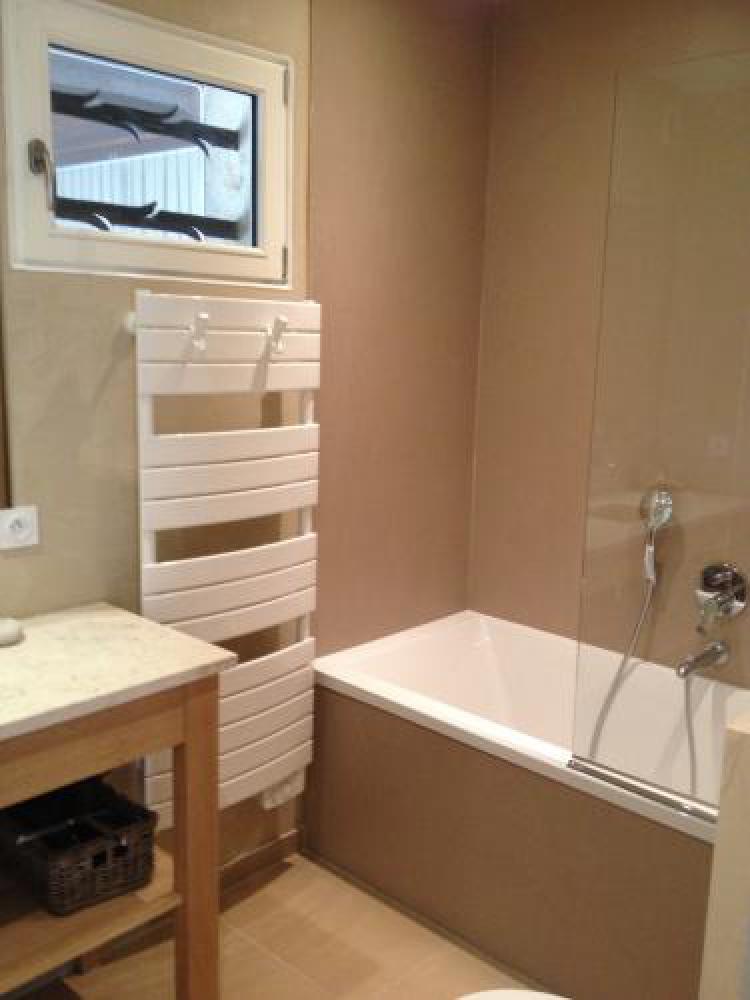 et sa salle de bain privée 