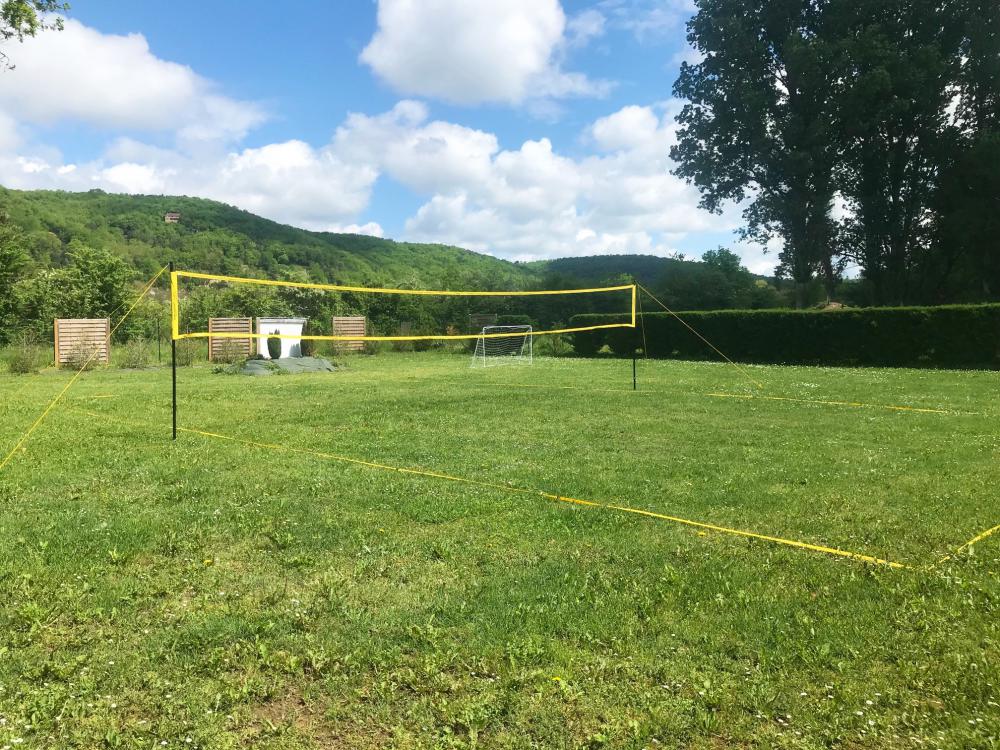 le terrain de volley, de foot, pétanque, trampolines... sont à votre disposition 