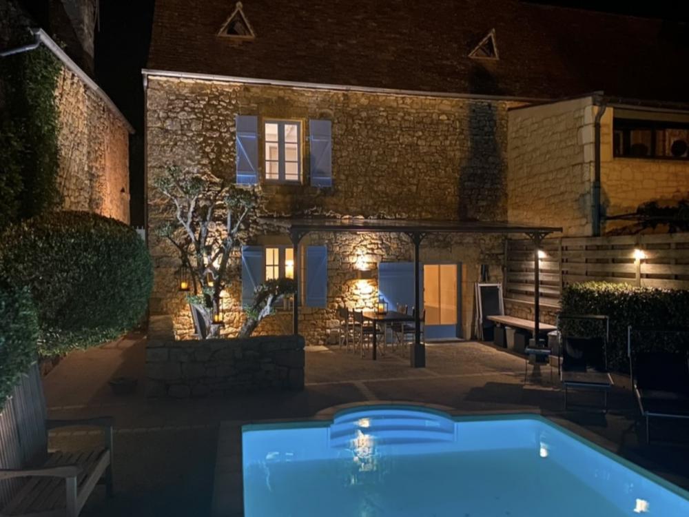 La maison à la nuit tombée