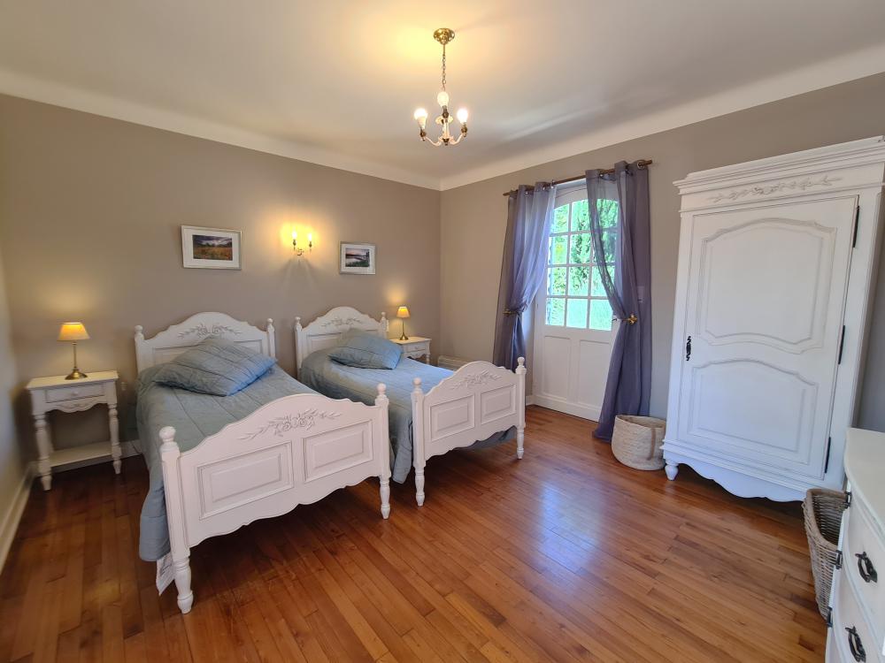La chambre au rez de chaussée avec deux lits simples
