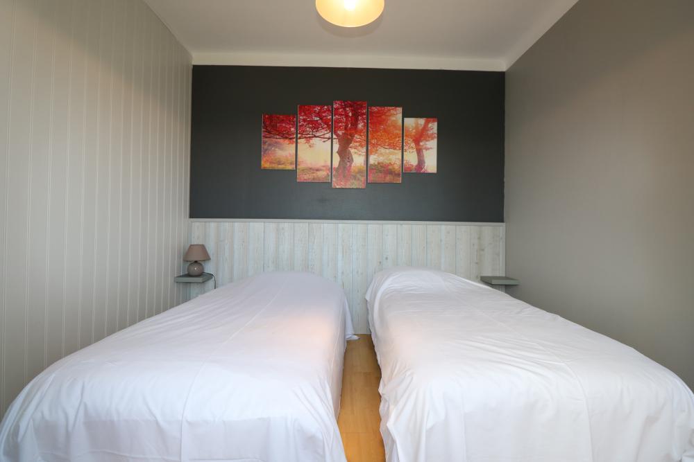 La  chambre avec deux lits simples au rez du jardin