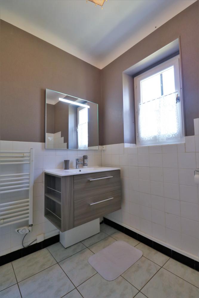 la salle d'eau à l'étage avec douche et toilettes