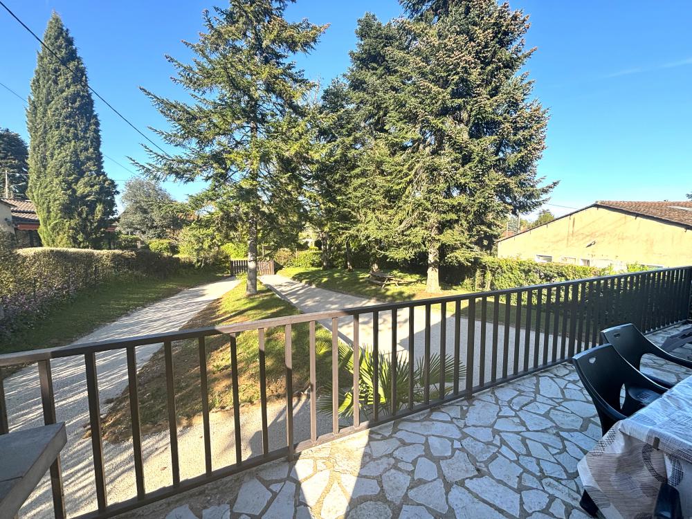 La terrasse avec table, chaises et bbq