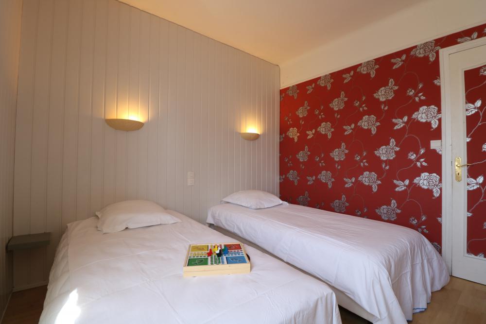 La chambre avec deux lits simples au première étage