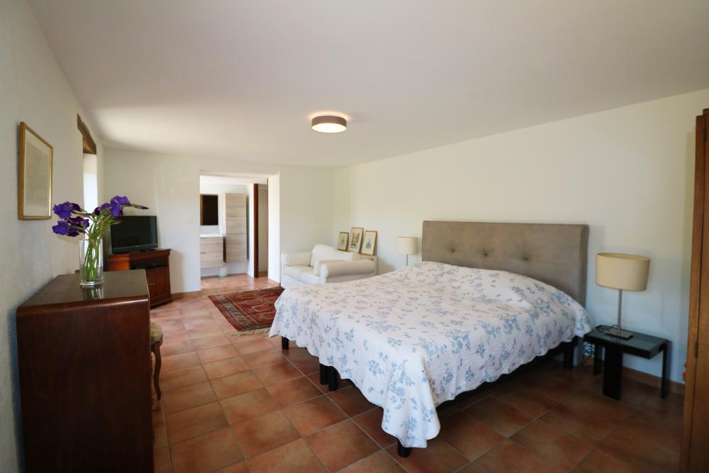 la grande chambre à l'étage inférieur
