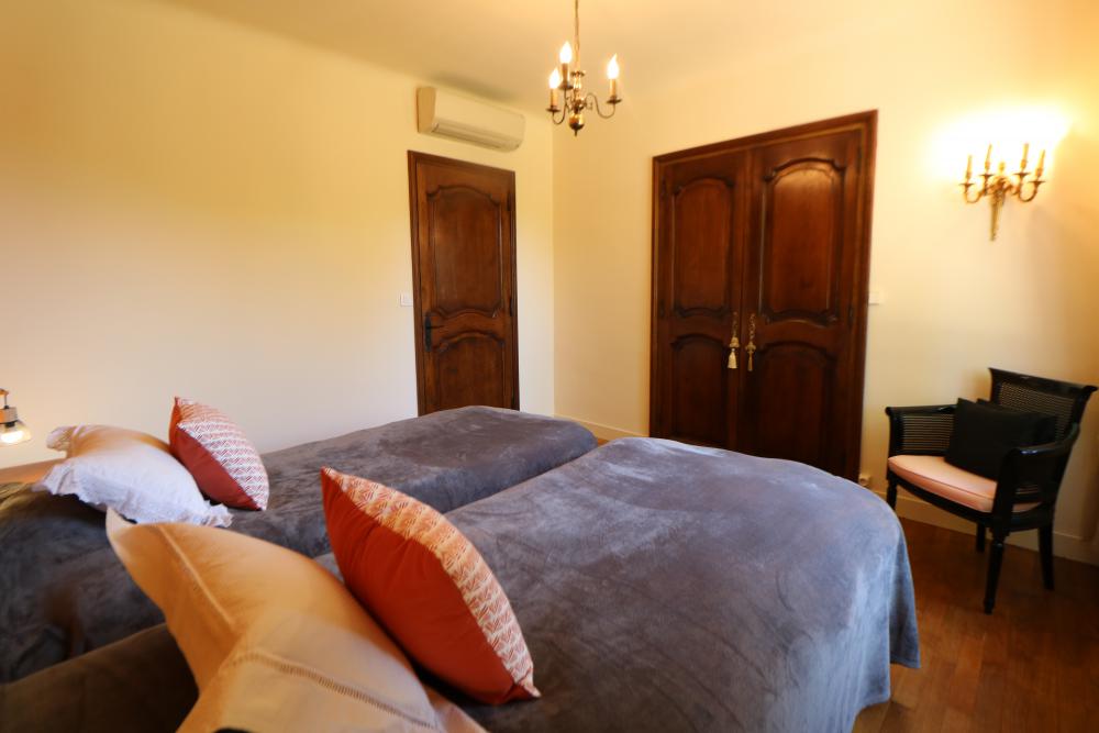 La seconde chambre avec deux lits simples 