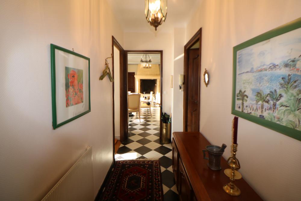 l'entrée de la maison principale 