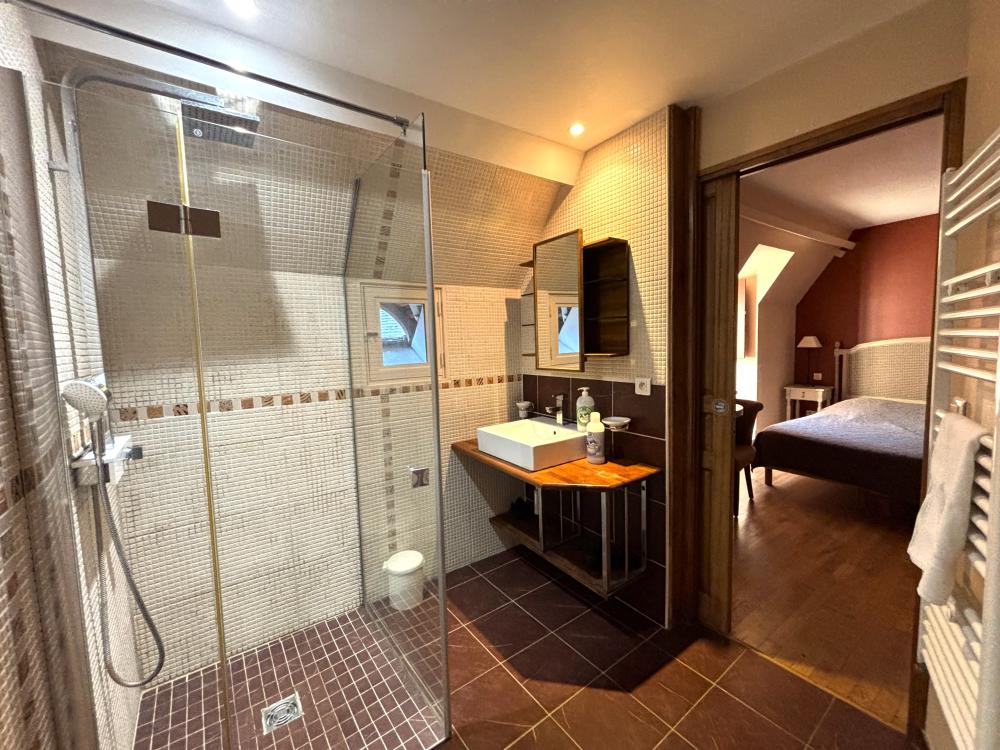 elle bénéficie de sa salle de bain privée 