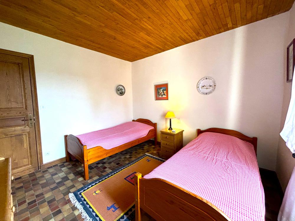 la dernière chambre avec deux lits simples 