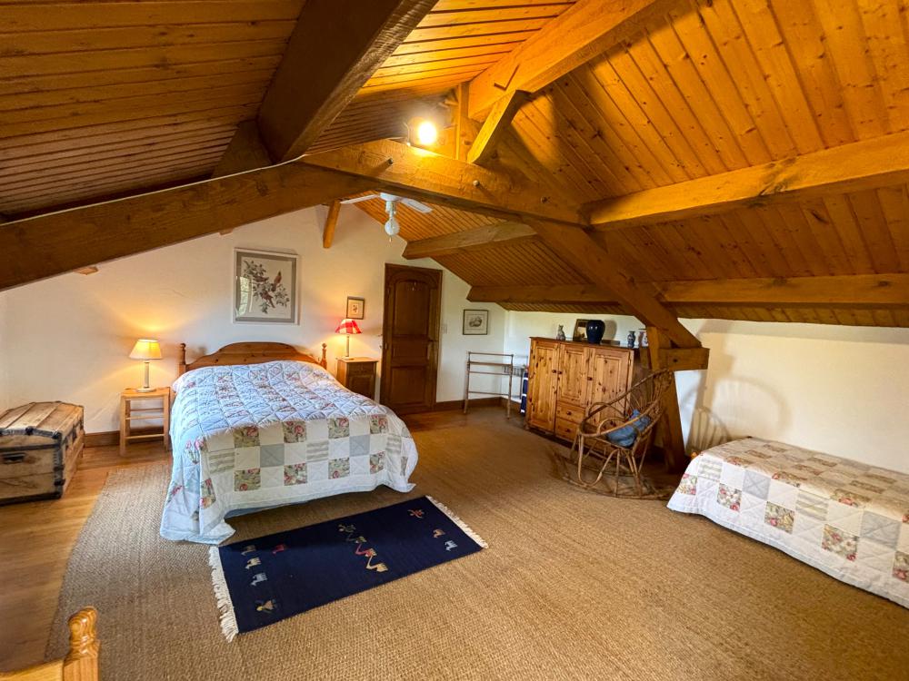 la chambre familiale avec deux lits simples et un lit double 