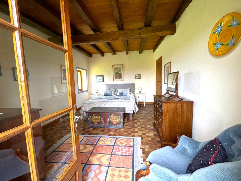 elle bénéficie d'un joli petit balcon avec une superbe vue 