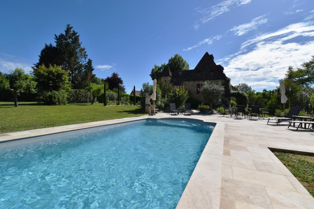 La maison avec sa piscine privée et terrasse