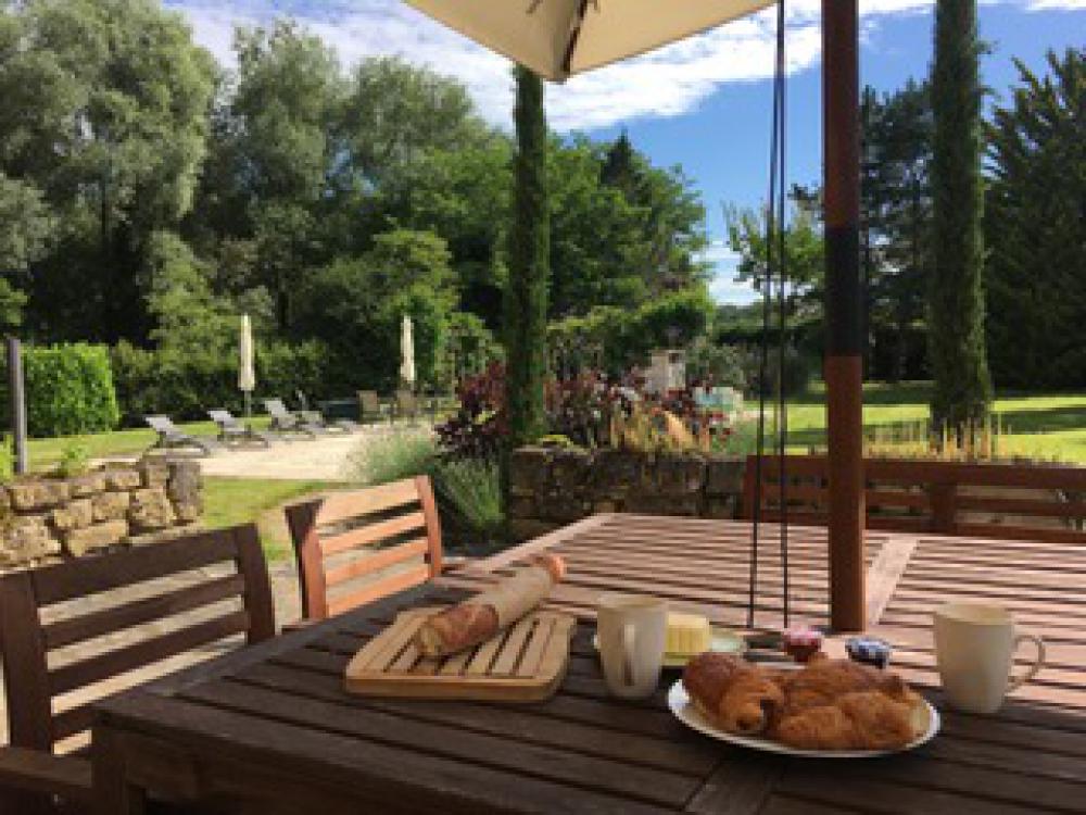 Petit déjeuner en terrasse