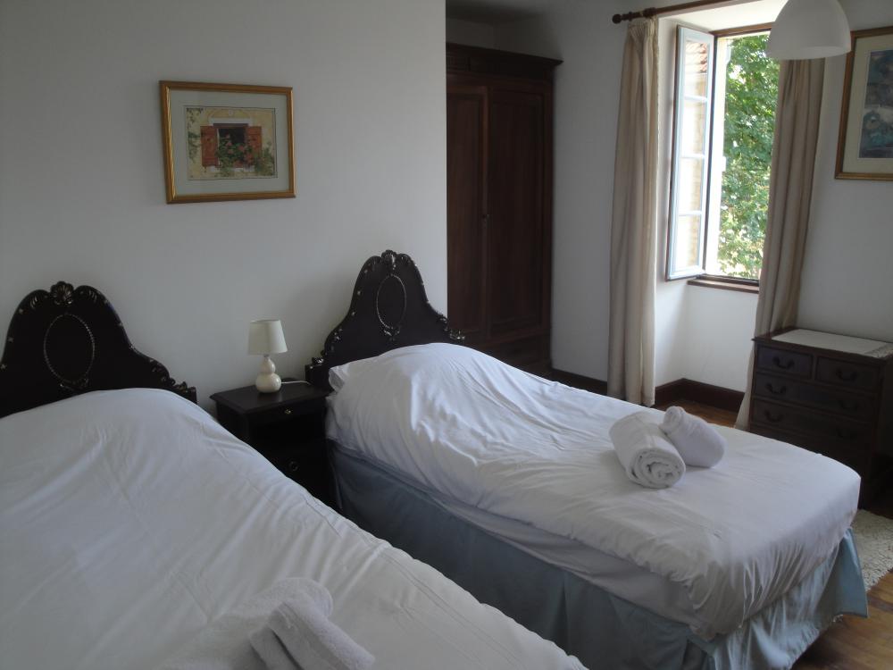 La chambre avec deux lits simples dans la maison principale