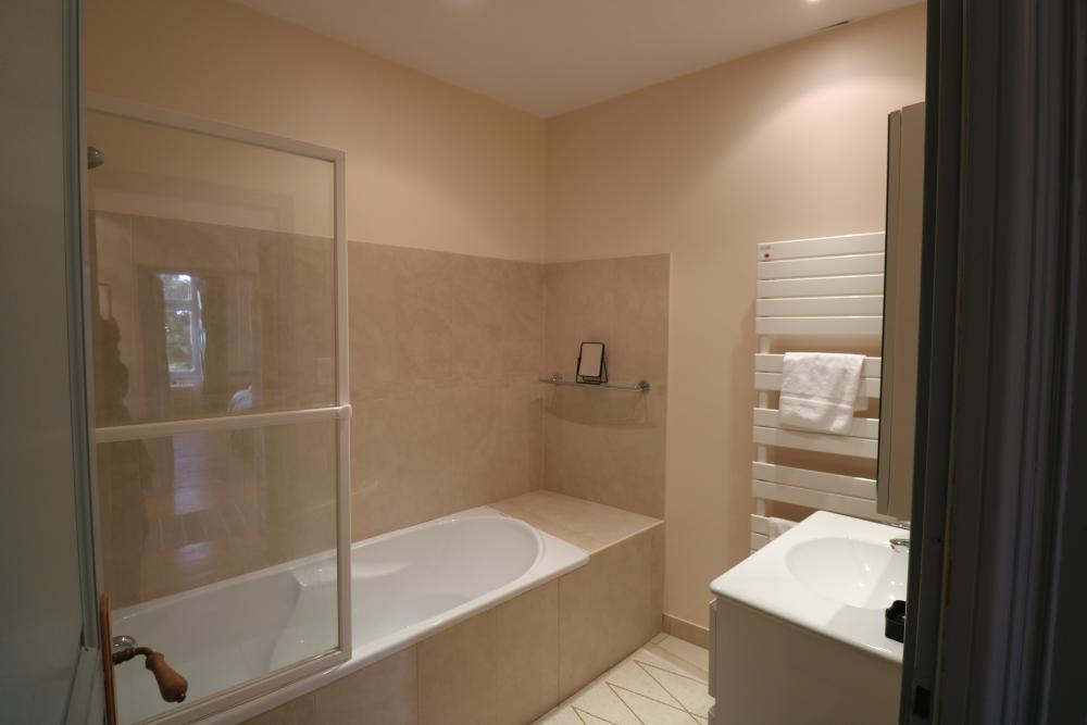 La salle de bain attenante 