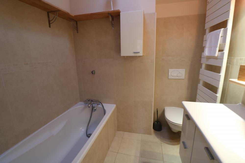 une salle de bain commune