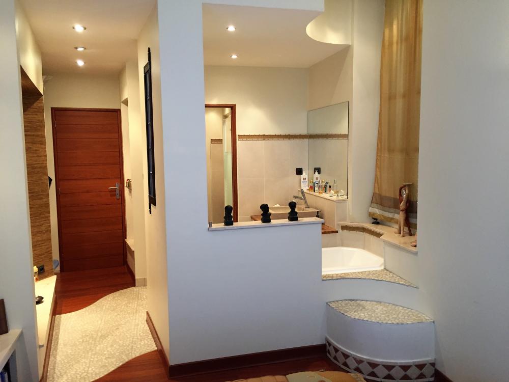 la salle de bain ouverte privative 
