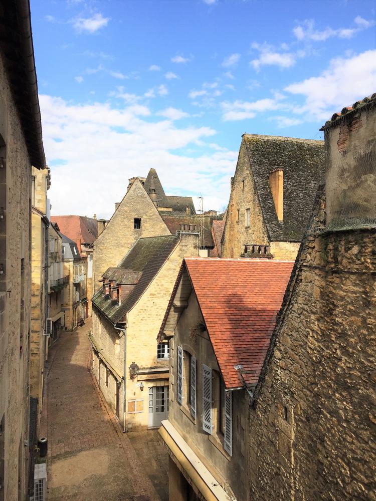 La vue sur les ruelles de Sarlat depuis la chambre principale 