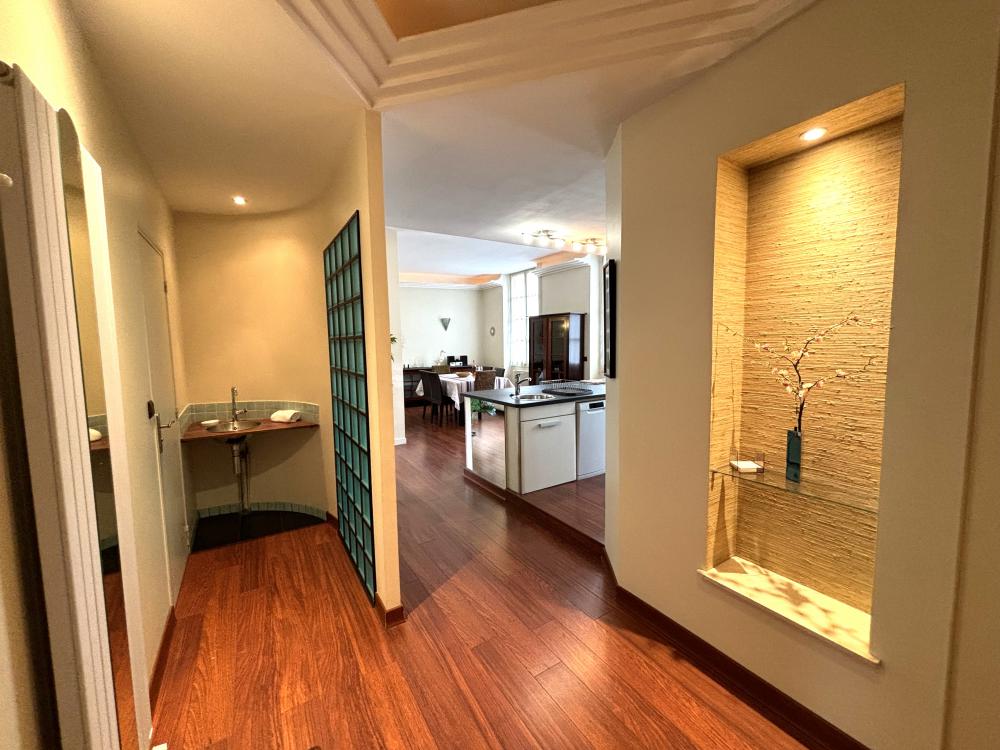 la vaste entrée avec toilettes 