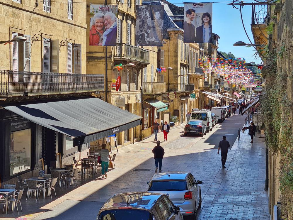 La rue commerçante de Sarlat, au pied de l'appartement 