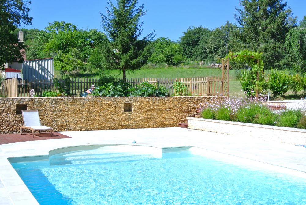 la terrasse surplombant la piscine 