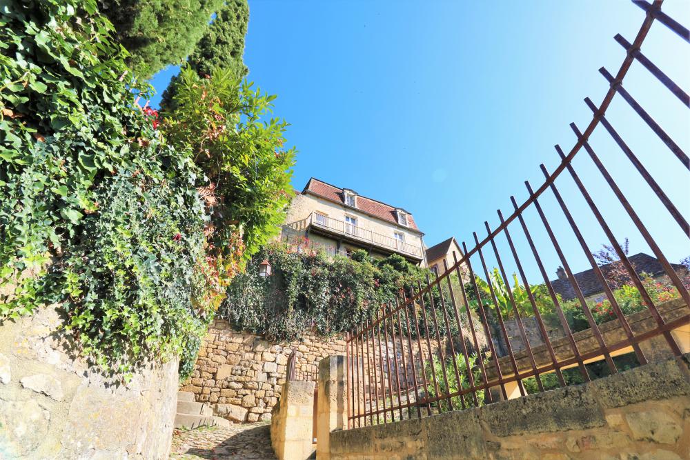 la maison vue en contrebas des petites ruelles