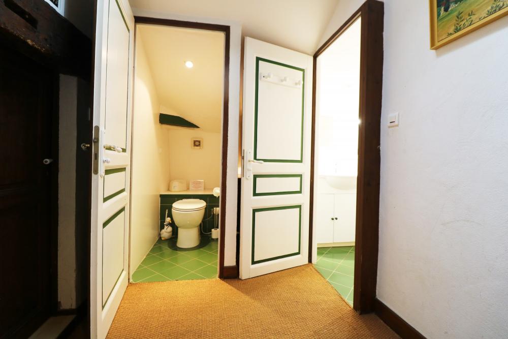 la salle d'eau et toilettes communes aux deux chambres 