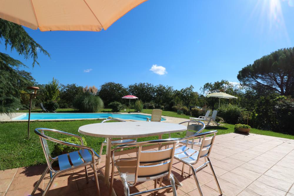 la terrasse aux abords de la piscine 