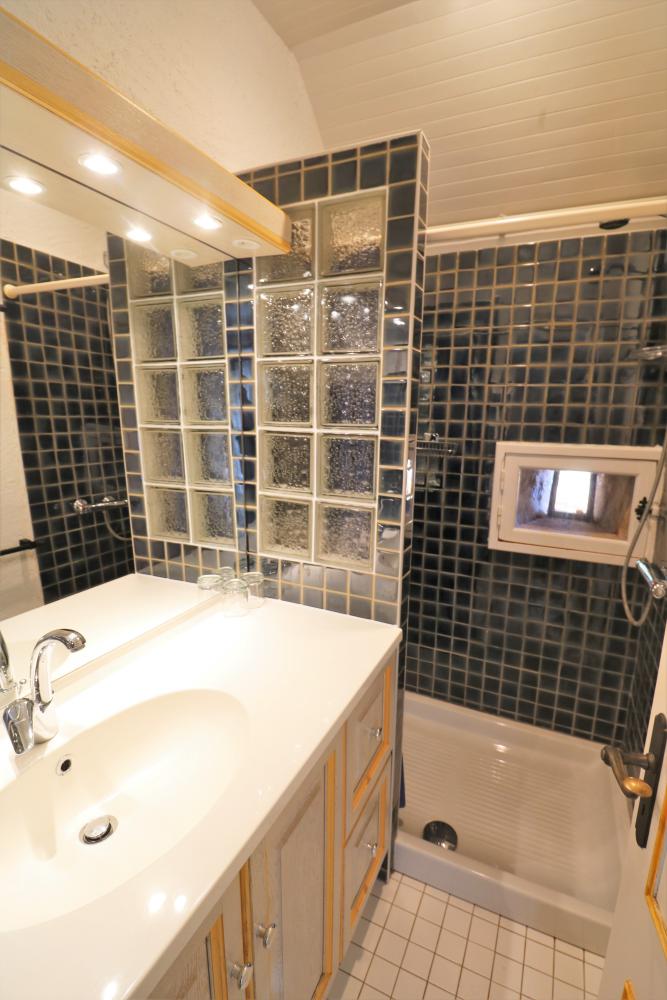 avec salle d'eau attenante et privative