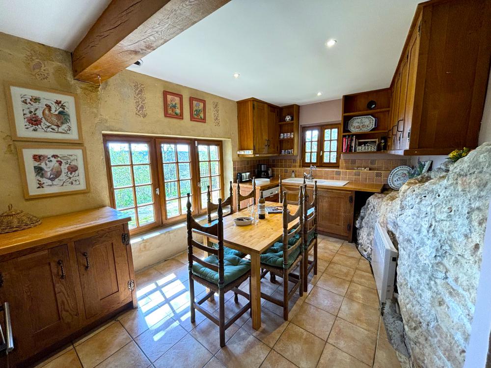 La cuisine parfaitement équipée, est construire à flanc de falaise 