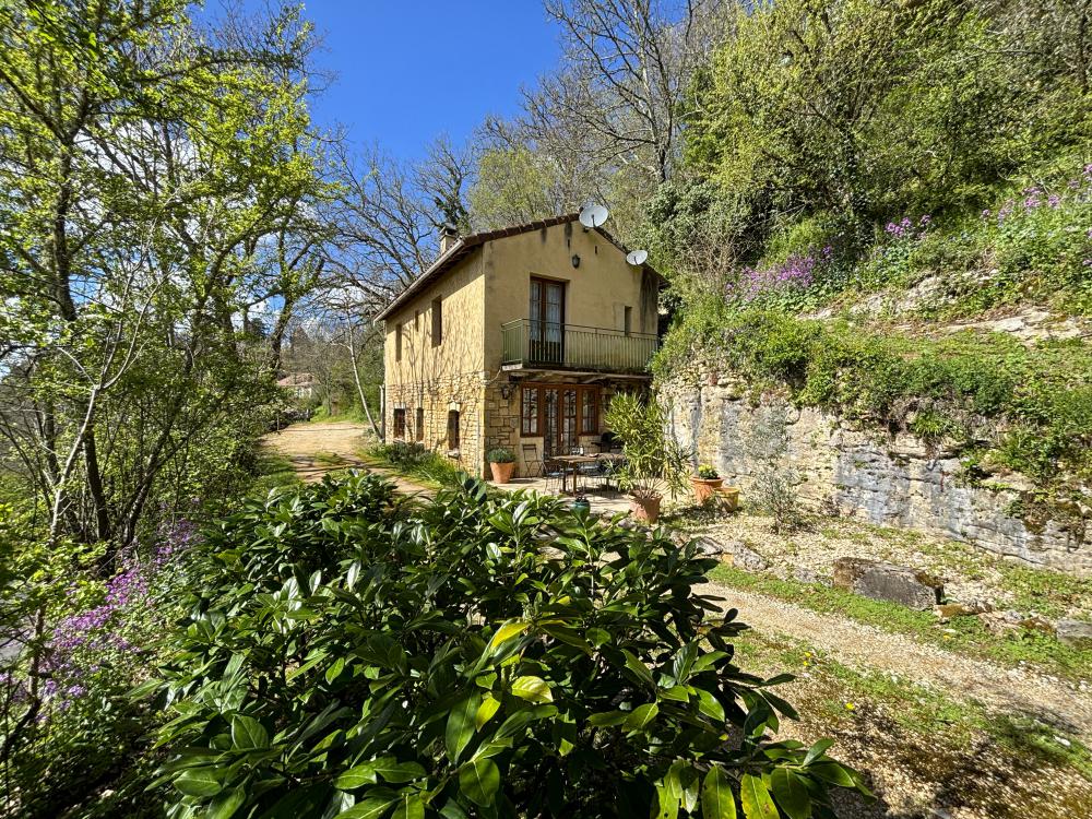 La falaise est nichée à flanc de colline, à 2 pas de la bastide de Domme 
