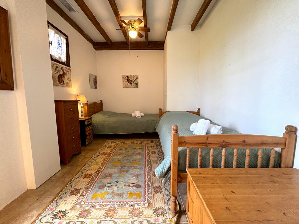 La chambre avec 2 lits simples 