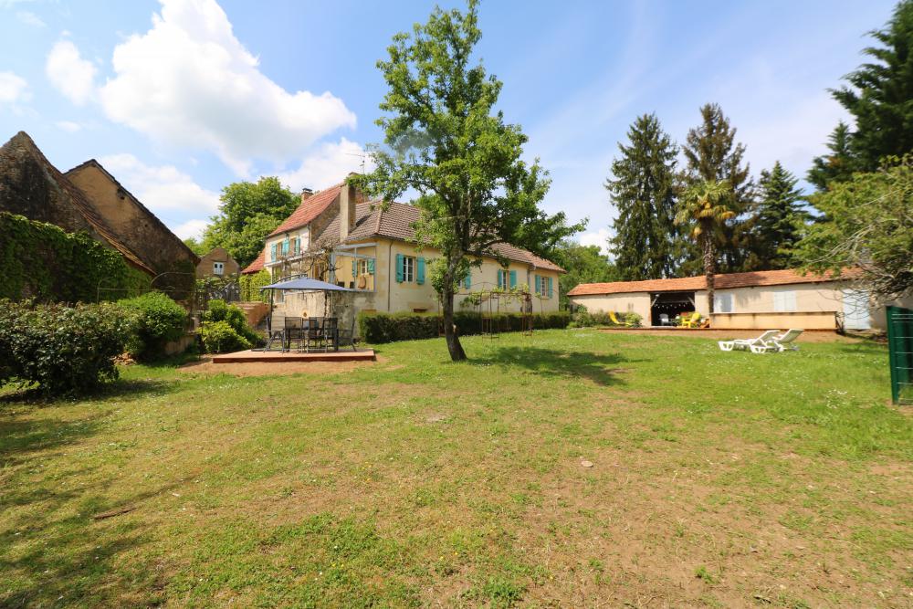 la maison vue depuis l'extrémité du jardin 