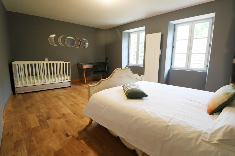 Elle dispose également d'un lit bébé de qualité et d'un bureau 