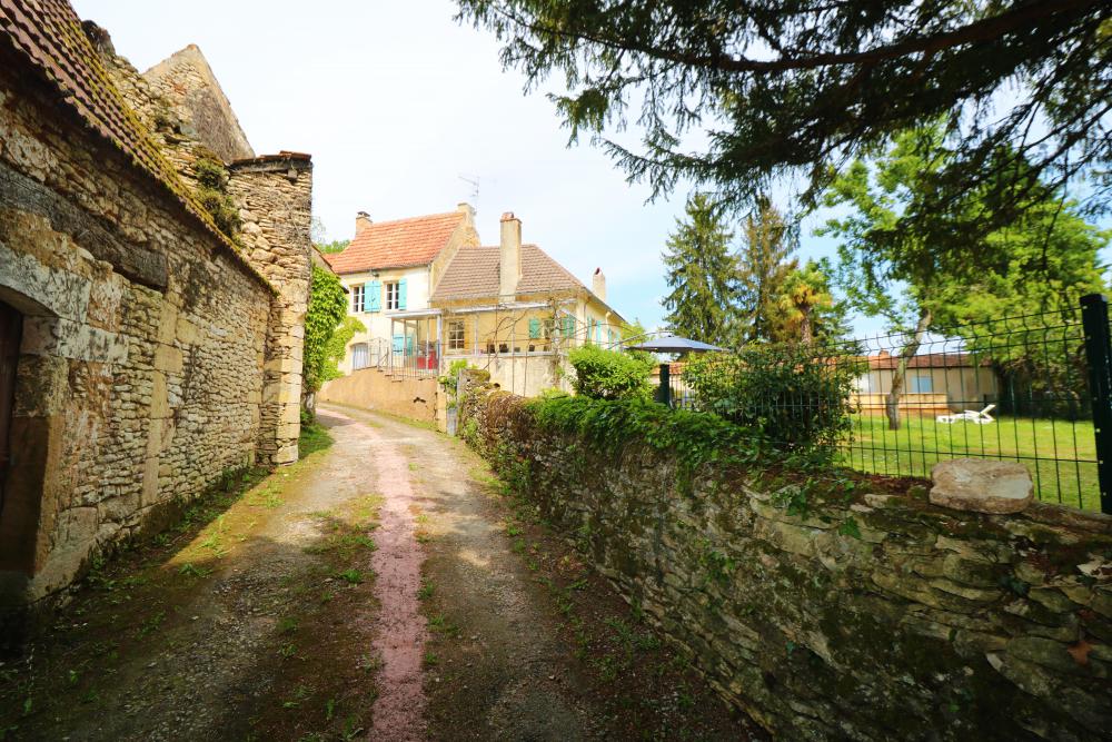 la maison se situe dans un petit hameau de carte postale 
