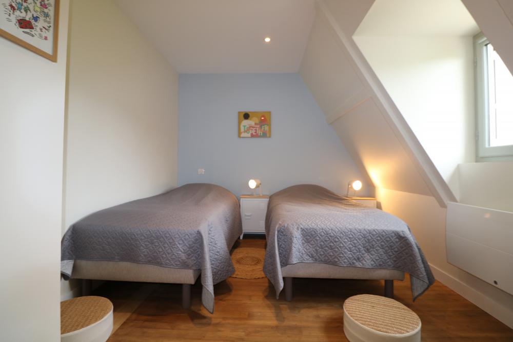 la chambre avec deux lits simples au centre 