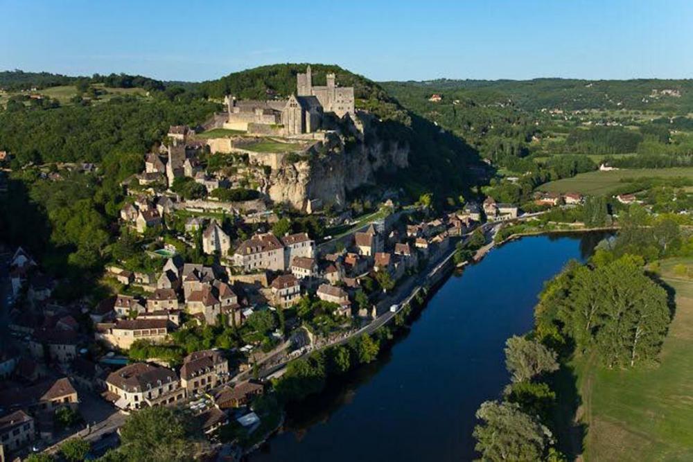 le village de Beynac, accroché à la falaise 