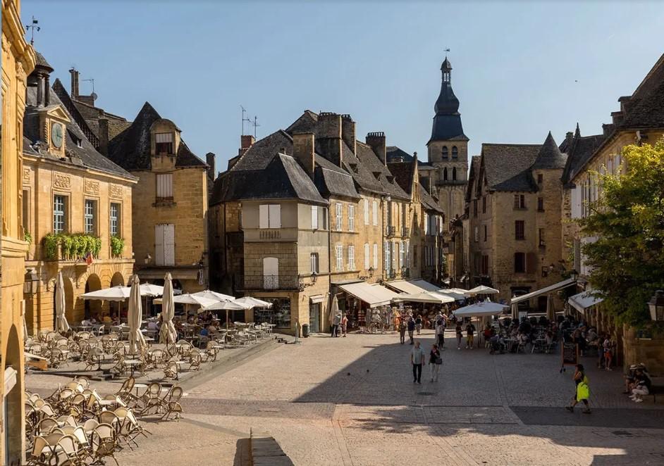 La maison est au coeur de la cité médiévale de Sarlat 