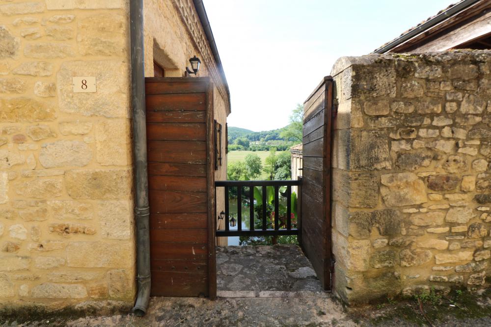 le portail depuis la ruelle 