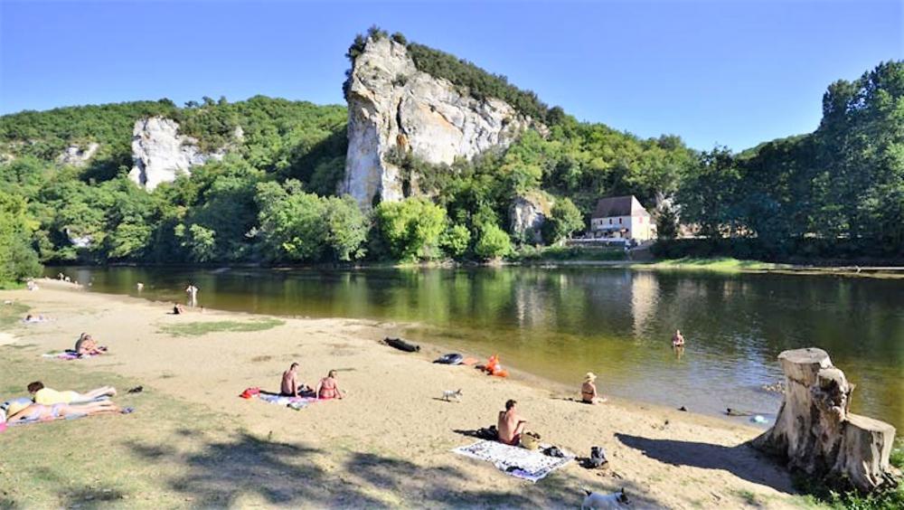 La plage de Vitrac Port, à 8km de la maison, est idéale pour ne après midi baignade 
