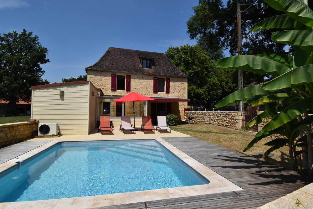 La maison est la piscine chauffée