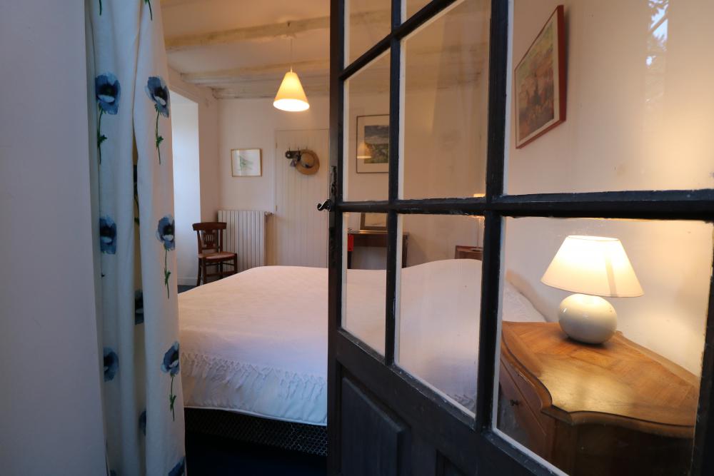 La Maison : la chambre en rez de jardin avec accès extérieur 