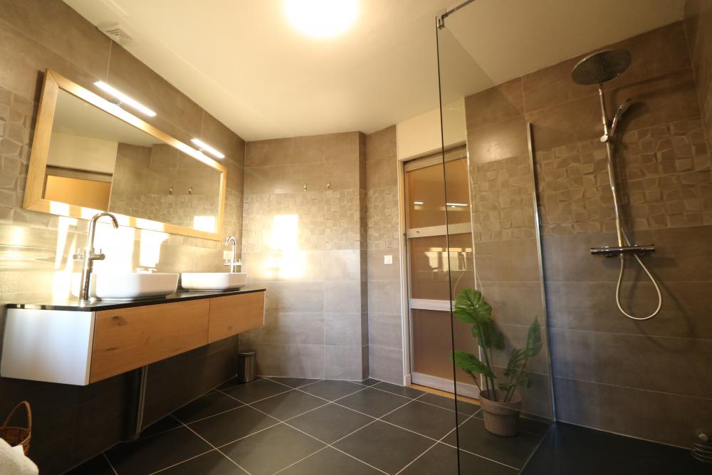 et la spacieuse salle d'eau attenante 