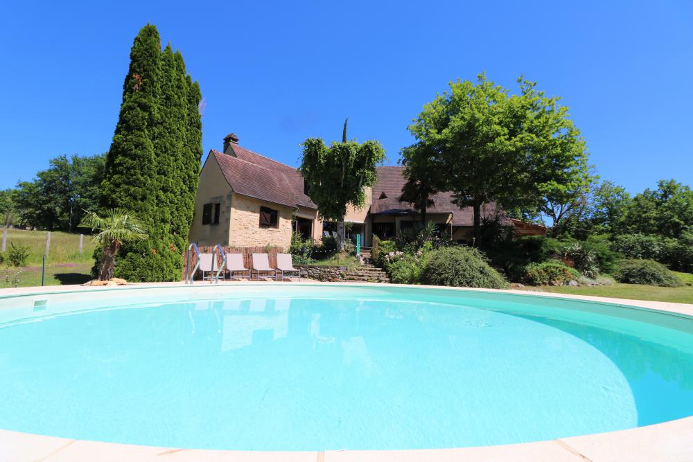 Vue sur la maison depuis la piscine 