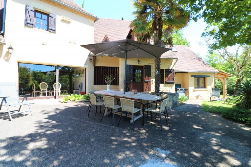 La terrasse permettant de déjeuner en intérieur 